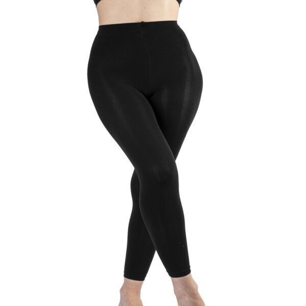 Leggins Ingesa 80 denier negros opacos sin pie puestos en modelo de frente