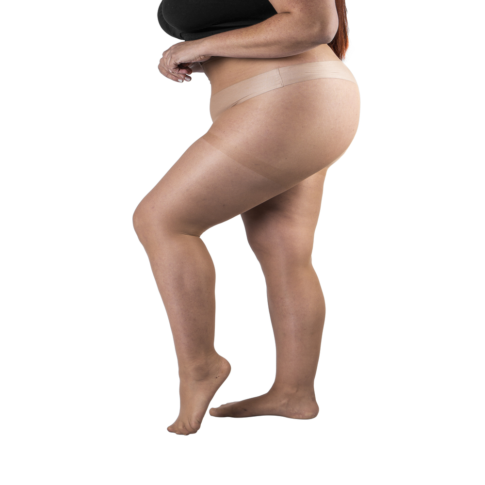 Panty XXL 20 denier elasticada INGESA para mujer, suave, cómoda y con ajuste curvy que no aprieta.