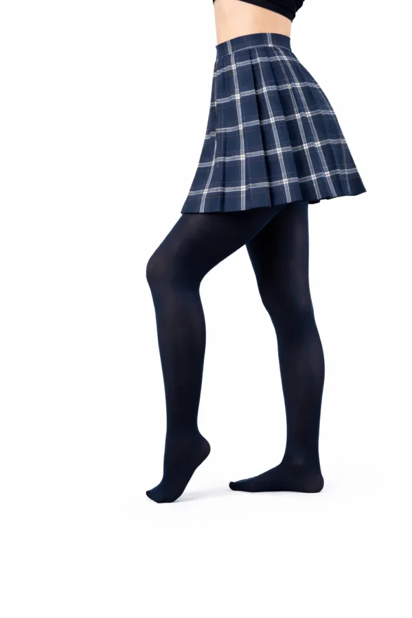 Panty escolar azul 60 denier opaca Ingesa, vista lateral con falda a cuadros sobre fondo blanco