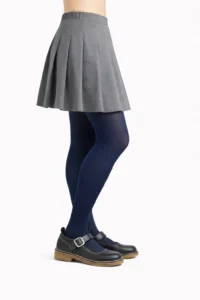 Panty escolar azul marino 80 denier opaca Ingesa, vista lateral con falda gris y zapatos escolares sobre fondo blanco