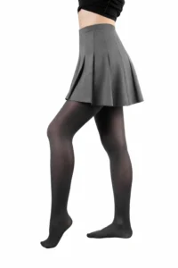 Panty escolar gris 60 denier opaca Ingesa, vista lateral con falda gris sobre fondo blanco
