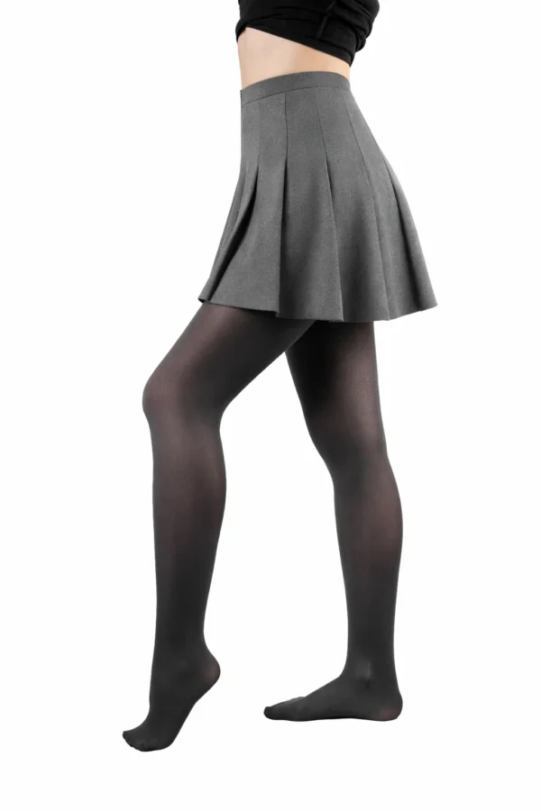 Panty escolar gris 60 denier opaca Ingesa, vista lateral con falda gris sobre fondo blanco